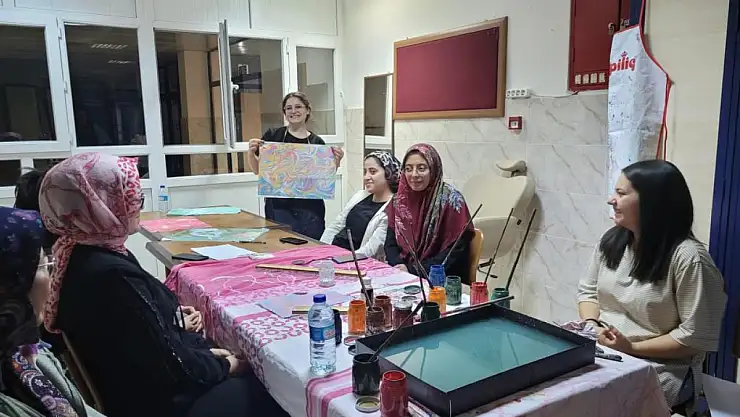 Karaman KYK yurtlarında ebru kursu yoğun ilgi görüyor