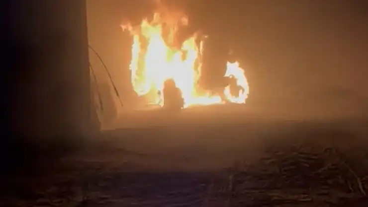 Karapınar'da ambar yangını: Çiftçinin ekmek kapısı kül oldu!