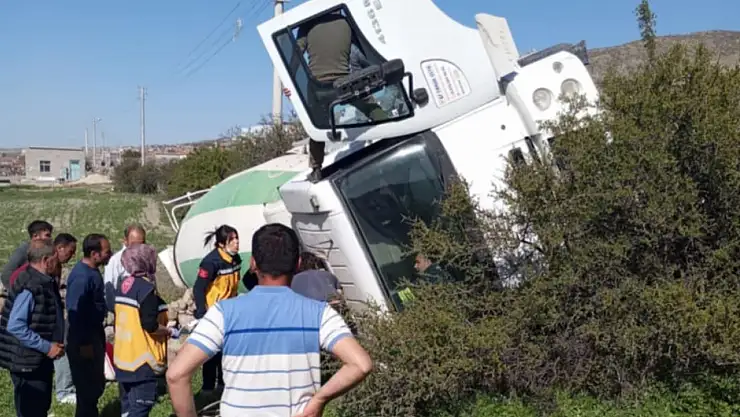 Karapınar'da beton mikseri devrildi