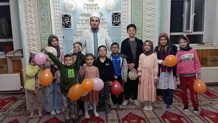 Karapınar'da teravih namazı etkinliği: Çocuklar hediyelerle ödüllendiriliyor