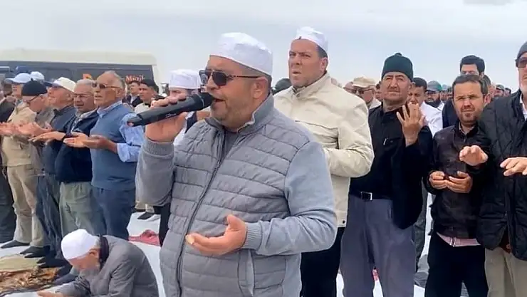 Karapınar'da yağmur duası için eller semaya açıldı