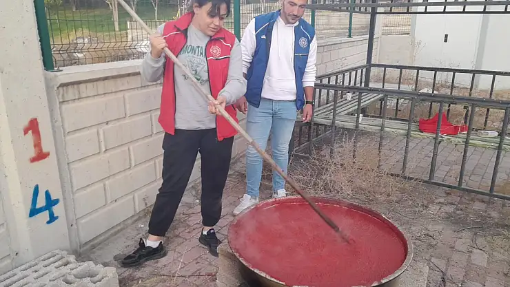 Karapınar'da yetiştirilen domatesler salça yapılarak ihtiyaç sahibi ailelere dağıtılıyor