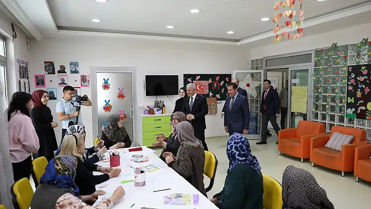 Karatay Alzheimer Gündüz Yaşam Merkezi'ni ziyaret ettiler.