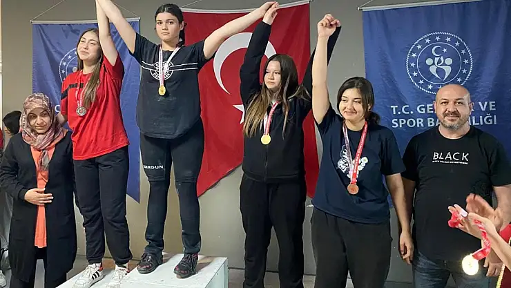 Karatay Belediyespor halterde göz kamaştırdı