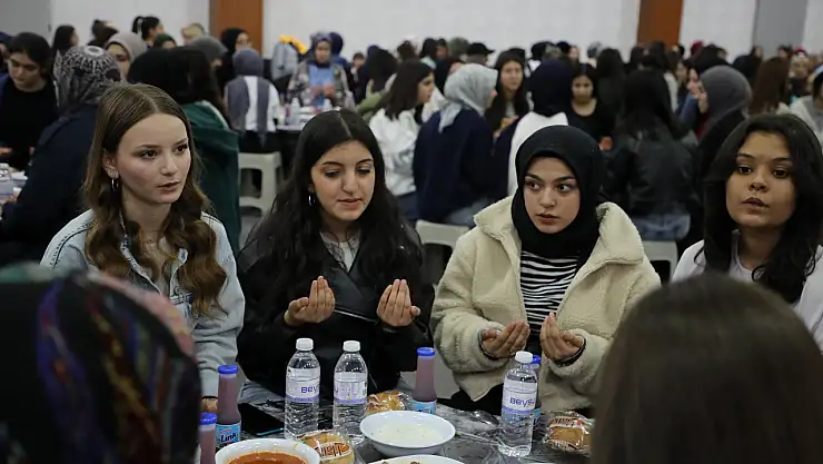 Karatay'da liseliler geleneksel ramazan iftarında buluştu