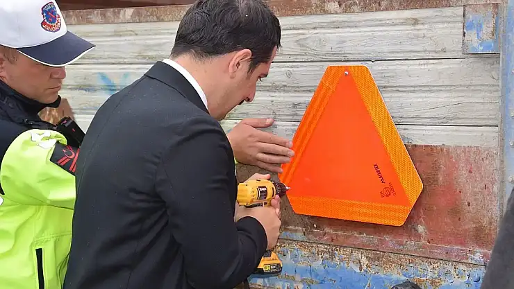 Karapınar'da tarım araçlarına reflektör dağıtıldı