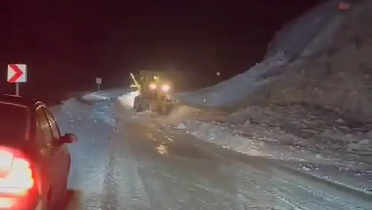 Karayoluna çığ düştü