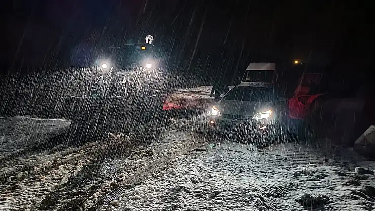 Karda mahsur kalan araç kurtarıldı