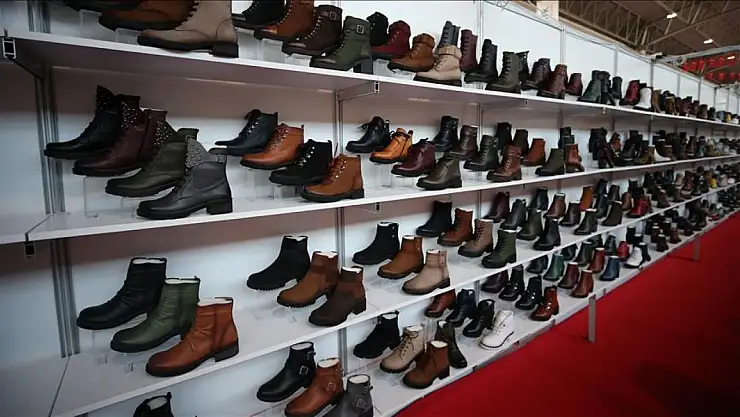 Karne alan binlerce öğrenciye ayakkabı hediyesi