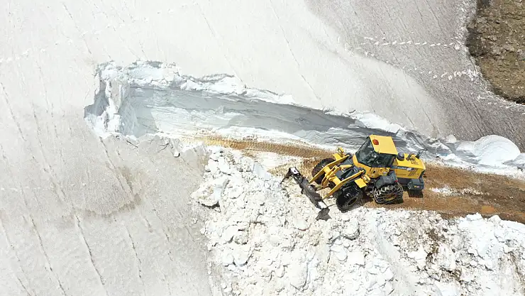 Kars Haziran ortasında karla mücadele ediyor