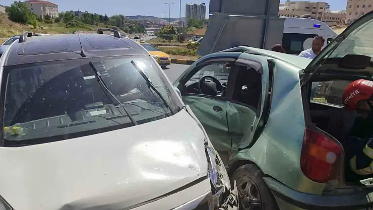 Kastamonu'da kamyonet ile otomobil çarpıştı