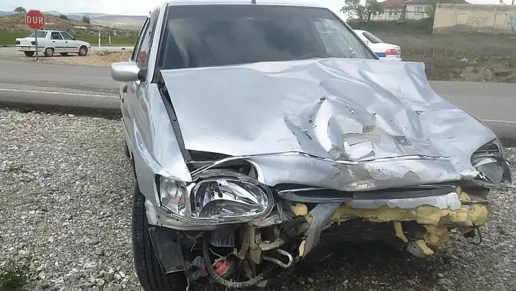 Kavşakta Dehşet! İki Araç Kafa Kafaya Çarptı, Yaralılar Var