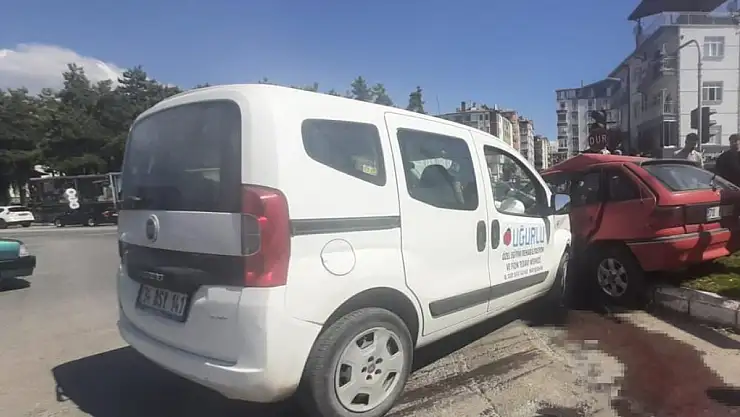 Kavşakta otomobille hafif ticari çarpıştı