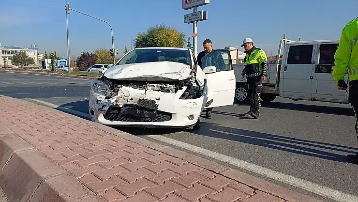 Kavşakta zincirleme kaza: 5 araç birbirine girdi, 5 yaralı