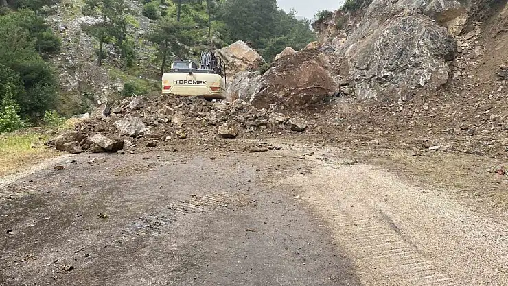 Kayalar yolu ulaşıma kapattı