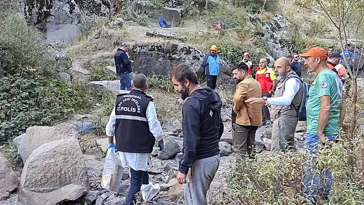 Kayalıklardan düşen 50 yaşındaki dağcı hayatını kaybetti