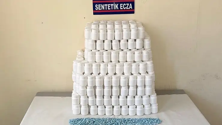 Kayalıkta ve çalılar arasında uyuşturucu deposu çıktı