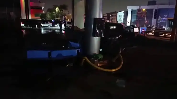 Kaza yapan araç, benzin istasyonuna daldı