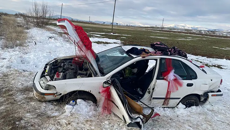 Kaza yapan gelin arabasındaki damat hayatını kaybetti
