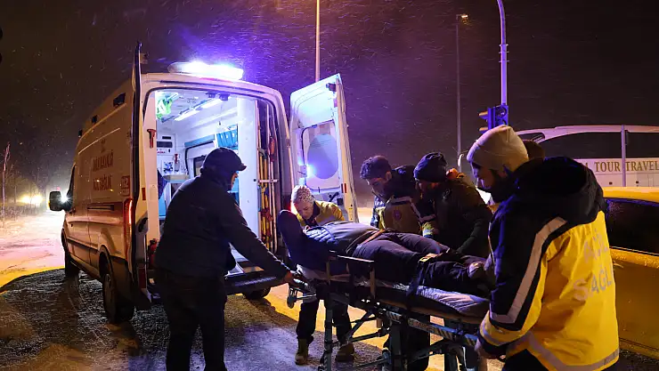 Kaza yapan otomobilin parçalarını topladığı sırada otobüs çarptı