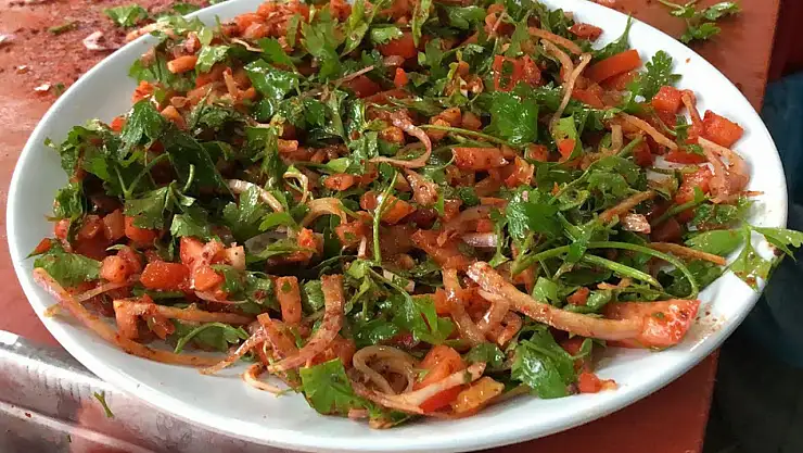 Kebapçı usulü tablacı salatası tarifi 30 yıllık ustadan geldi.. İşte et kadar lezzetli tablacı salatasının sırrı