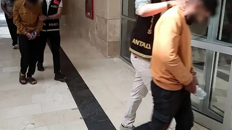 Kendilerini MİT görevlisi olarak tanıtıp 139 bin 600 dolar dolandırdılar