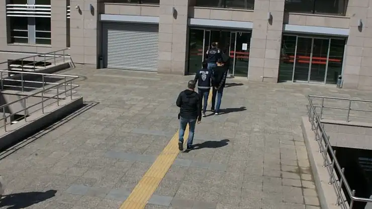 Kesici alet cinayetinde 3 tutuklu!