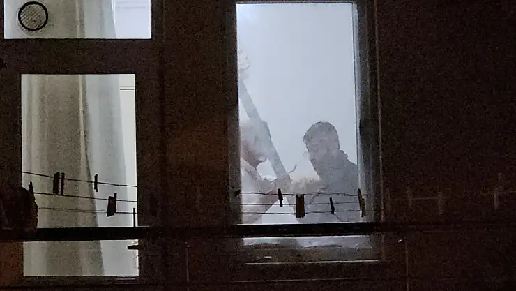 Kılıçlı dehşet! Arkadaşını evine çağırıp rehin aldı