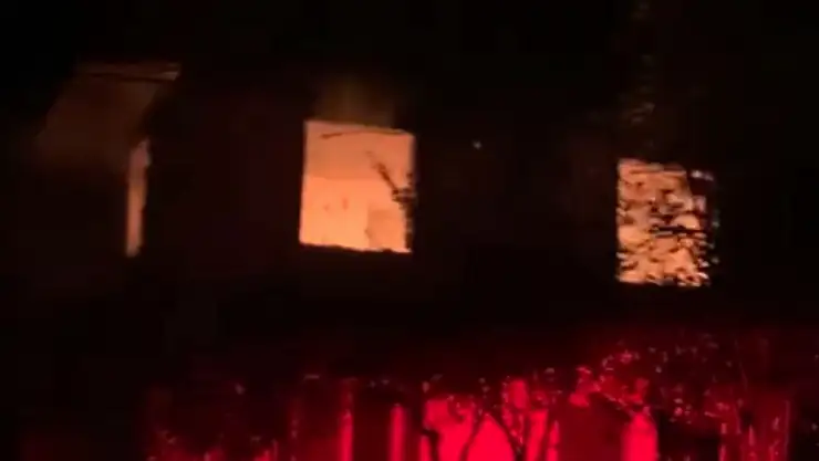 Kiracısının ölümüne neden olan ev sahibinin evi alevlere teslim oldu