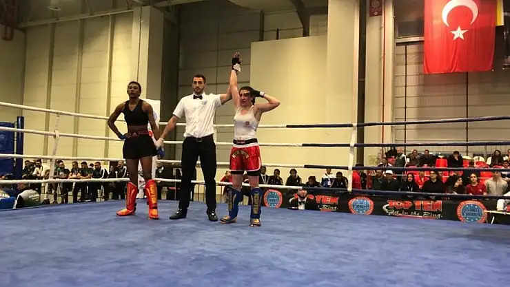 Kız çocuğu kick boks yapamaz diyenlere aldırmadı, Dünya şampiyonu oldu