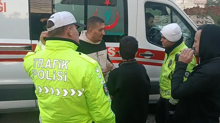 Kocaeli'de 13 yaşındaki çocuk yolun karşısına geçmeye çalıştı! Otomobil çarptı, hastaneye gitmeyi reddetti!