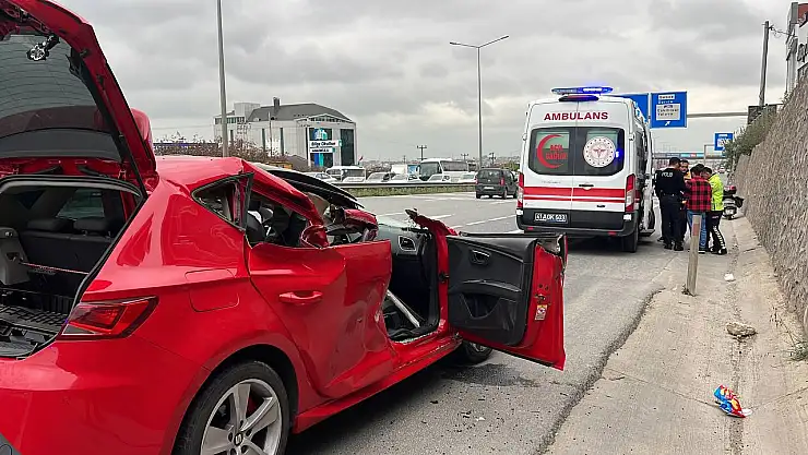 Kocaeli Gebze'de emniyet şeridinde park halindeki tıra çarpan otomobilde 3 kişi yaralandı