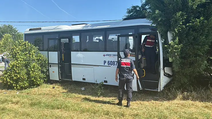 Kocaeli'nde tır ile servis minibüsü çarpıştı: 12 kişi yaralandı