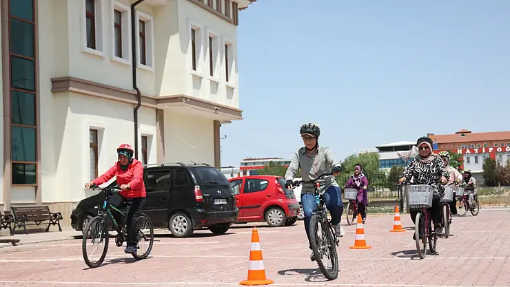 KOMEK'te kadınlar için verilen bisiklet eğitimi yoğun ilgi görüyor