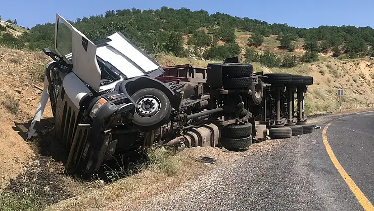 Kömür yüklü kamyon devrildi: 1 yaralı