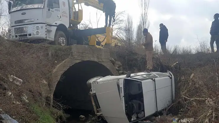 Kontrolden çıkan araç menfeze uçtu