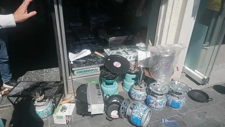 Kontrolden çıkan bisikletle vitrinden içeri girdi