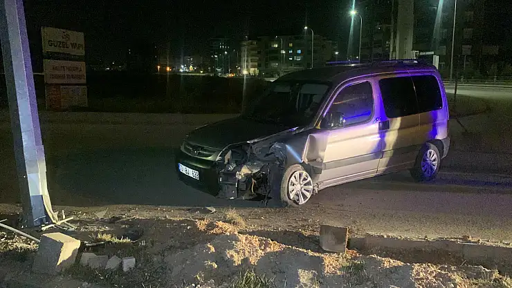 Kontrolden çıkan hafif ticari araç, aydınlatma direğine çarptı