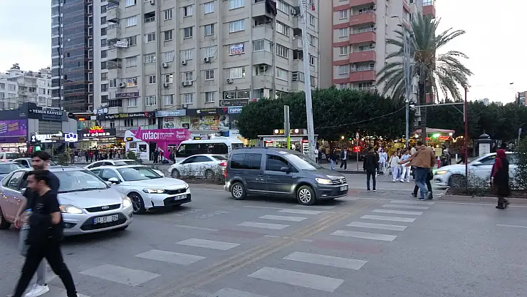 Kontrolden çıkan minibüs 4 araca çarptı, yaya saniyelerle kurtuldu