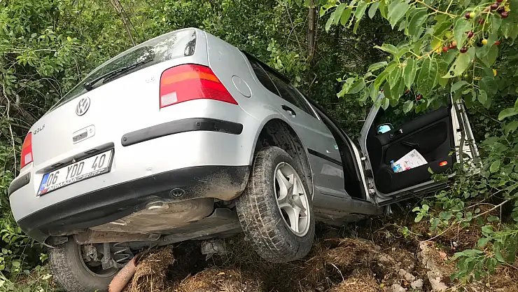 Kontrolden çıkan otomobil ağaca çarptı