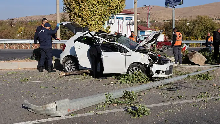 Kontrolden çıkan otomobil direğe çarptı: 1'i bebek 6 yaralı