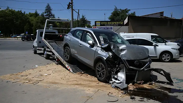 Kontrolden çıkan otomobil iş yerine girdi