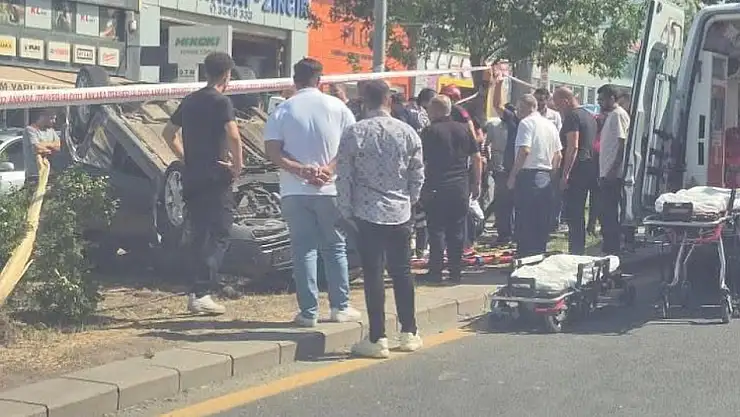 Kontrolden çıkan otomobil refüje devrildi!