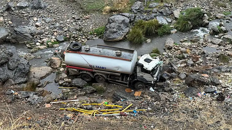 Kontrolden çıkan tanker şarampole yuvarlandı