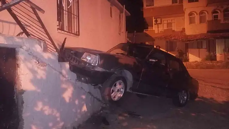 Kontrolden çıkıp binaya çarptı