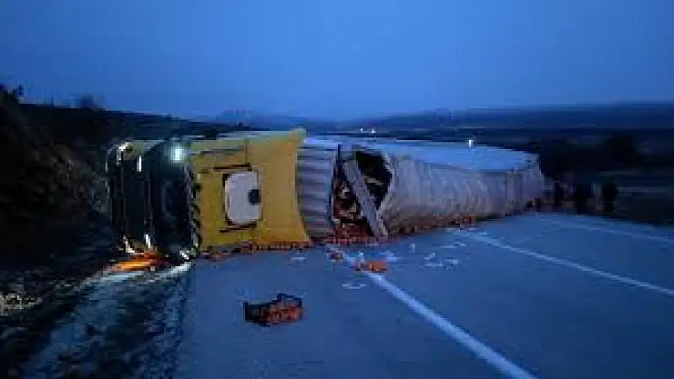 Konya-Antalya yolunda tır devrildi