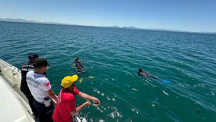  Konya Beyşehir Gölü'nde tekne alabora oldu: 3 kişi kurtarıldı, 1 kişi boğuldu