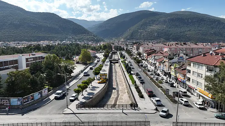 Konya Büyükşehir Belediyesi sıcak asfalt çalışmalarına hız kesmeden devam ediyor