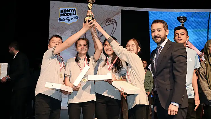 Konya Büyükşehir'in yarışmalarında dereceye giren öğrenciler ödüllerini aldı