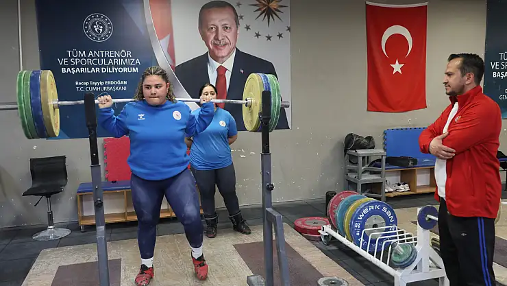 Konya'da 15 yaşındaki Sudenaz ve Neriman, halterde milli sporcu olmayı amaçlıyor